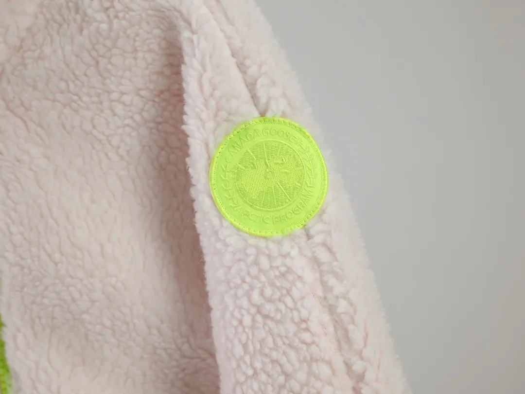 P620 Canada Goose/Canada Goose Shearling Jacket Simcoe Shearling Zip Jacket is made from Kind artificial long-hair sherpa, our new generation of wool fleece that helps keep the earth cold and the people on it warm. It features dropped shoulders, a high collar and an adjustable waist hem with internal drawstrings. Standard embroidery color label; top-quality goose Simcoe lambskin Color: Apricot Pink Black Gray White Army Green Size: S M L